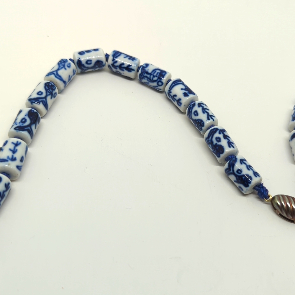 Vintage Floral Blue and White Porcelain Barrel Export Beads Necklace - Picture 5 of 13